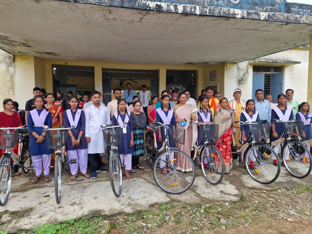 कोतबा मण्डल के सुरंगपानी विद्यालय में आयोजित साइकिल वितरण समारोह