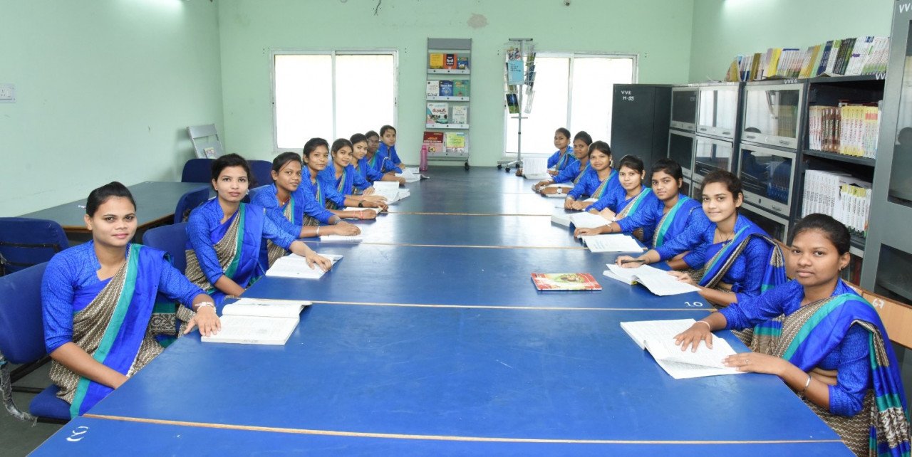 नक्सल प्रभावित क्षेत्रों में शिक्षा की नई अलख: विज्ञान और वाणिज्य की पढ़ाई के लिए सरकार ने दिए 2.40 करोड़, युवाओं को मिलेगा शिक्षक बनने का मौका