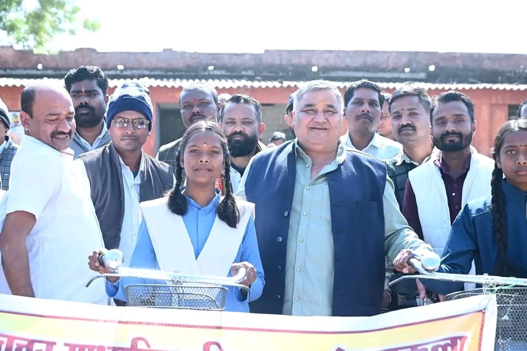 सरगुजा: मंत्री राजेश अग्रवाल ने छात्राओं को बांटी साइकिलें, कहा- ‘यह सिर्फ साइकिल नहीं, आत्मनिर्भरता की उड़ान है’