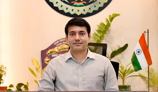 जगदलपुर: कलेक्टर आकाश छिकारा ने योजनाओं के क्रियान्वयन में दिखाई सख्ती, स्वास्थ्य और शिक्षा पर विशेष फोकस