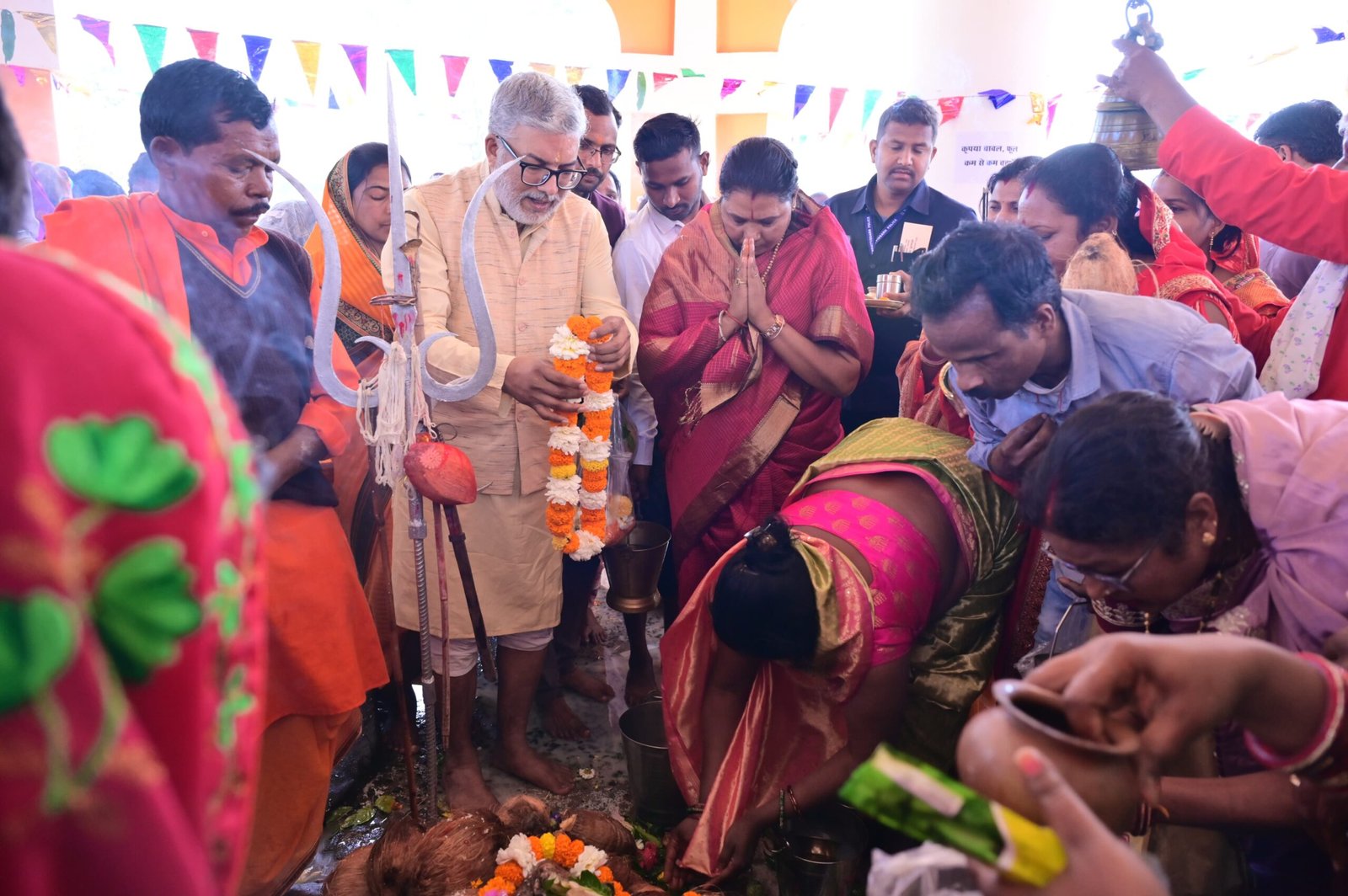 महाशिवरात्रि पर भक्ति में लीन दिखीं विधायक गोमती साय, लोकेर धाम में की पूजा-अर्चना