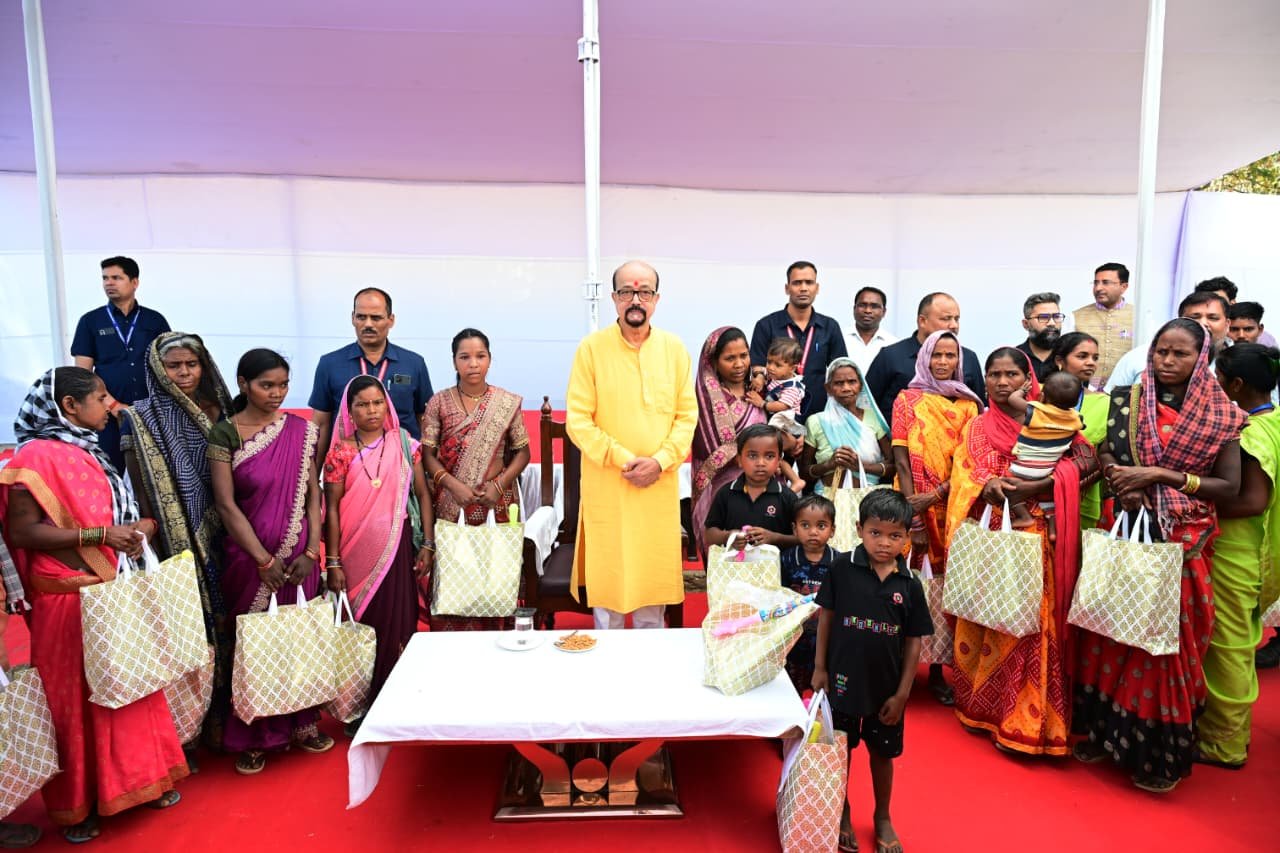 राज्यपाल रमेन डेका ने शिवतराई में बैगा-बिरहोर आदिवासियों के बीच बिताया समय