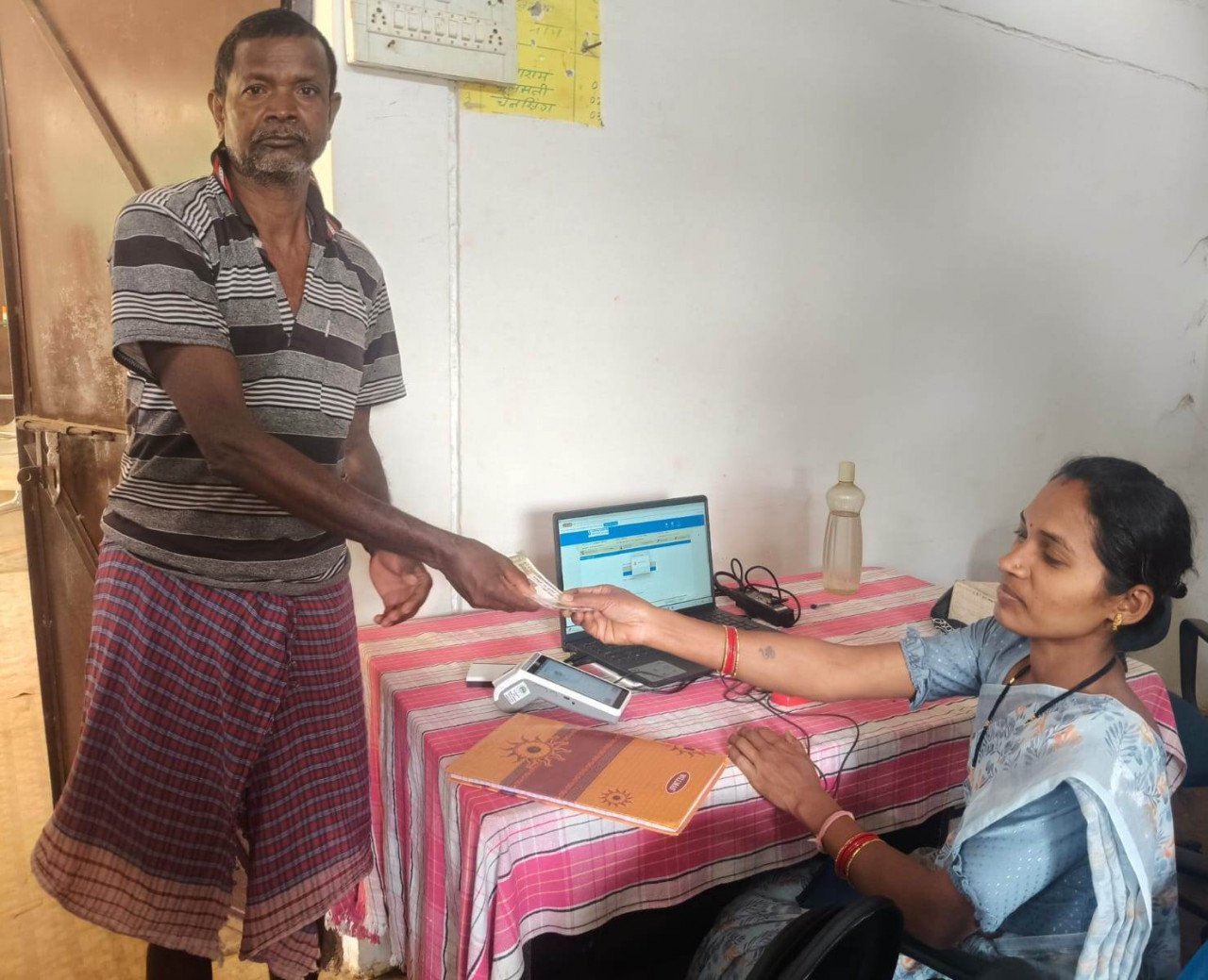 बस्तर के वनांचलों में ‘ममता’ की डिजिटल दस्तक: घर-घर पेंशन और मातृत्व वंदना की राशि पहुँचा रही हैं बीसी सखियाँ