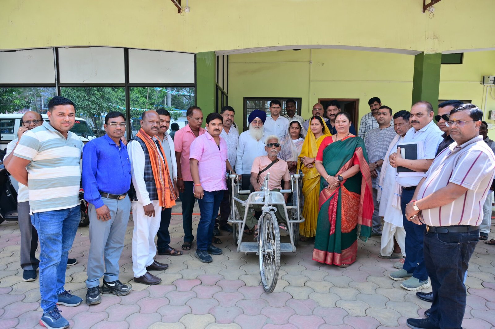 विधायक गोमती साय की संवेदनशीलता: दिव्यांग धनेश्वर को मिली ट्राईसाइकिल, चेहरे पर खिली मुस्कान