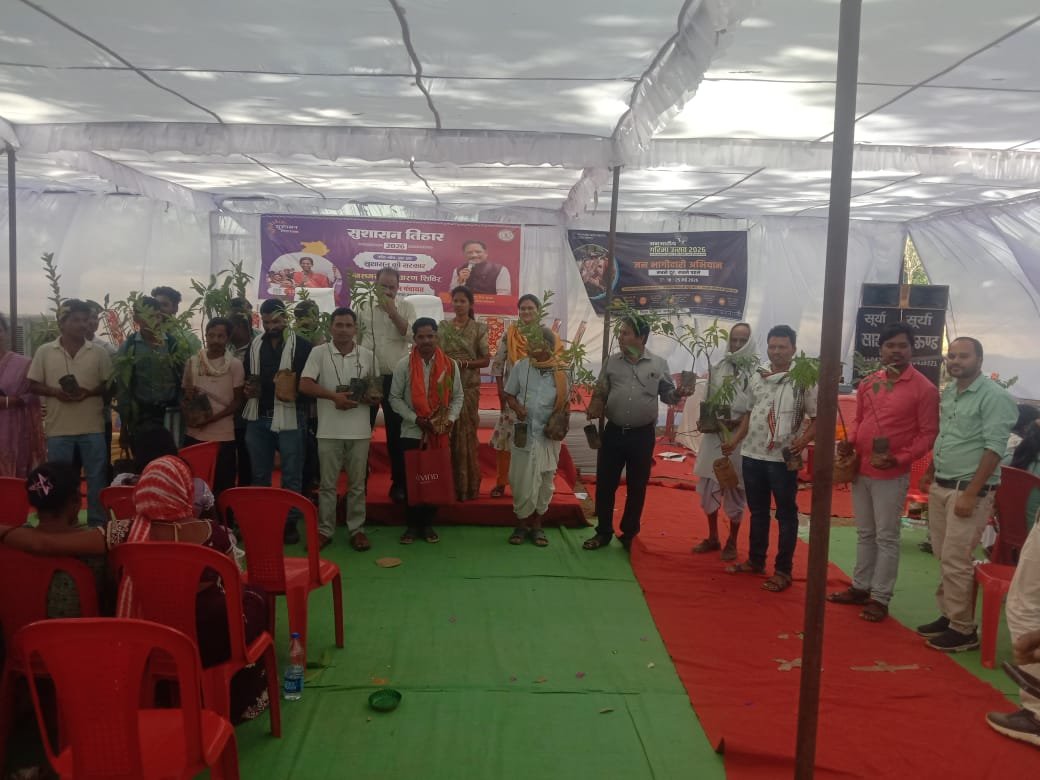 जशपुर: ‘सुशासन तिहार’ से बदली टांगरडीह की सूरत; एक ही छत के नीचे निपटे 143 मामले, 25 किसानों के हाथों में आई ‘समृद्धि की किताब’