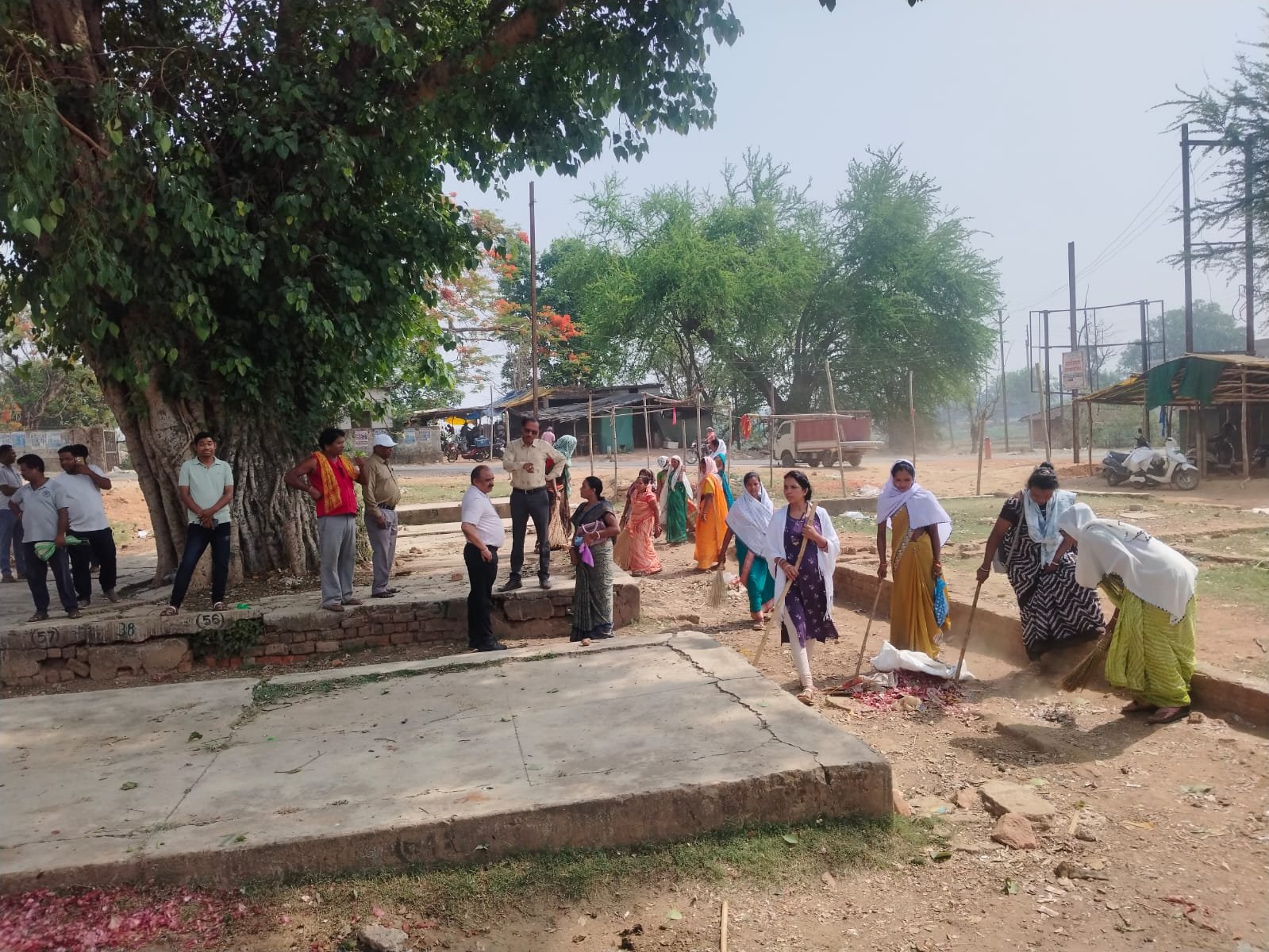 स्वच्छता की दिशा में लुडेग पंचायत की बड़ी पहल: कल से शुरू होगा घर-घर कचरा उठाव, दुकानदारों ने दी ‘यूजर चार्ज’ पर सहमति