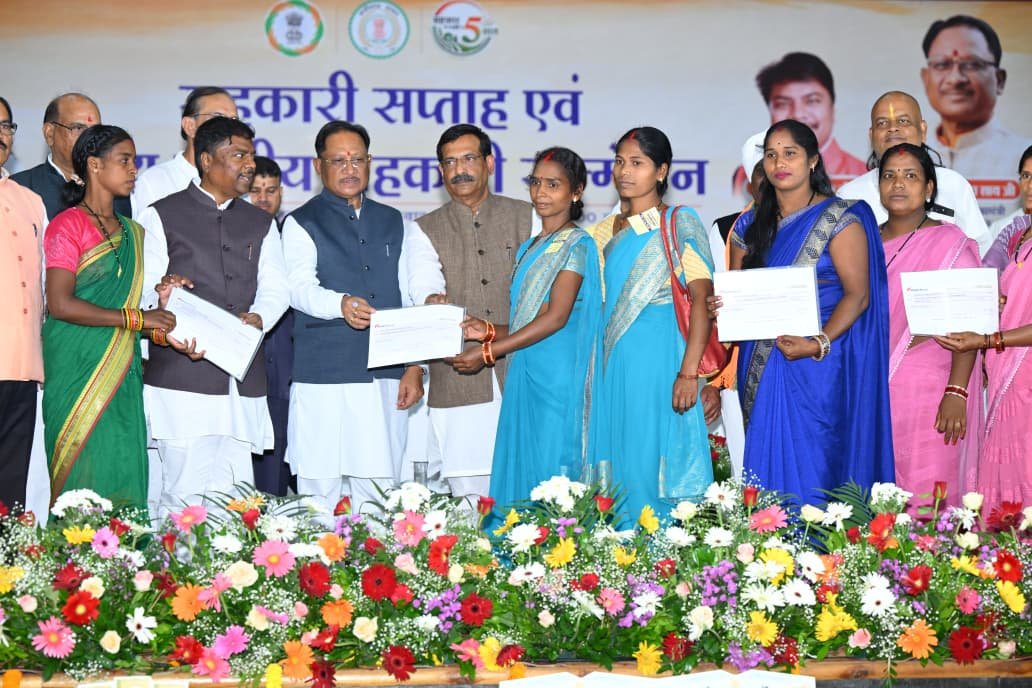 सहकार से समृद्धि: जशपुर की महिलाओं ने बेचे 36 लाख के उत्पाद, मुख्यमंत्री विष्णुदेव साय ने ‘सहकार प्रेरणा सम्मान’ से नवाजा