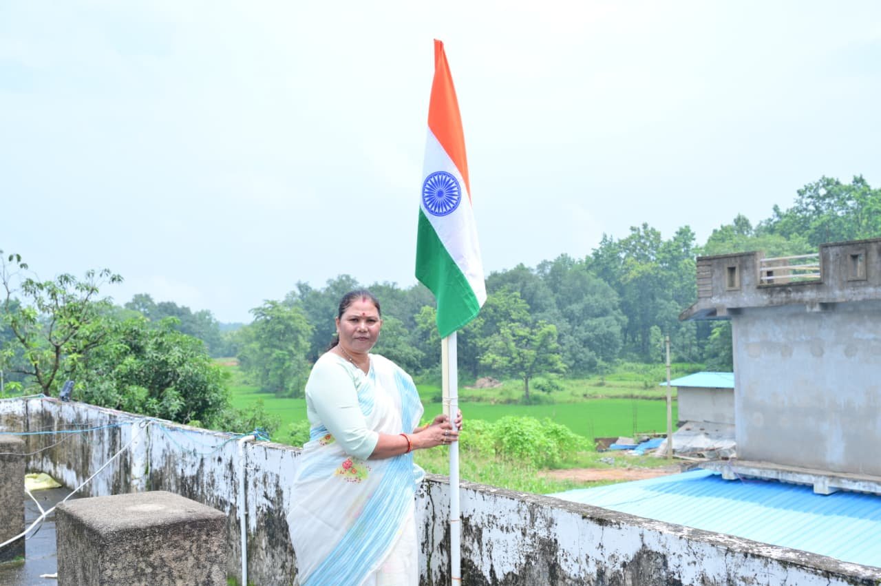 ‘हर घर तिरंगा’ अभियान: पत्थलगांव विधायक गोमती साय ने अपने मुंडाडीह निवास पर फहराया राष्ट्रध्वज, दिए देशभक्ति के संदेश