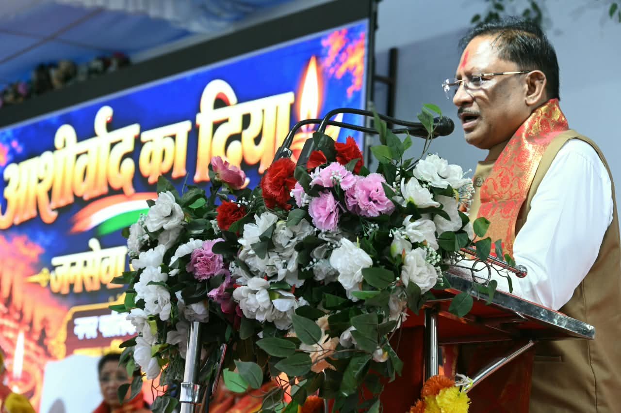 सवा लाख ‘आशीर्वाद के दीपों’ से जगमगाया खारुन तट: पीएम मोदी के दीर्घायु जीवन के लिए महादेव घाट पर हुई भव्य महाआरती, सीएम साय हुए शामिल