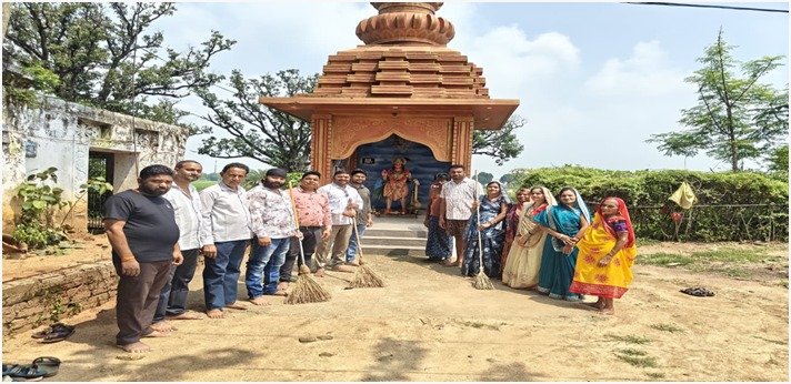 महासमुंद: सेवा संकल्प अभियान के तहत रसोड़ा-भालूपतेरा में चला ‘स्वच्छता ही सेवा’ अभियान, ग्रामीणों ने श्रमदान कर लिया स्वच्छता का संकल्प